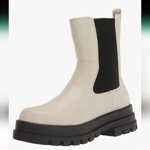 Dirty Laundry Women's Vines Smooth Chelsea lug sole Booties‎ size 9.5 brand new